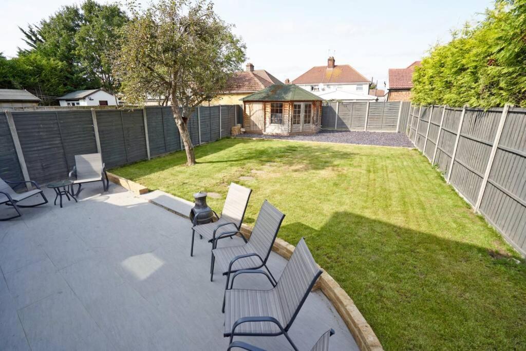 Home From Home - 4 Double Bed House With Parking Slough Exterior photo