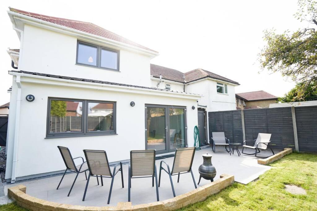 Home From Home - 4 Double Bed House With Parking Slough Exterior photo